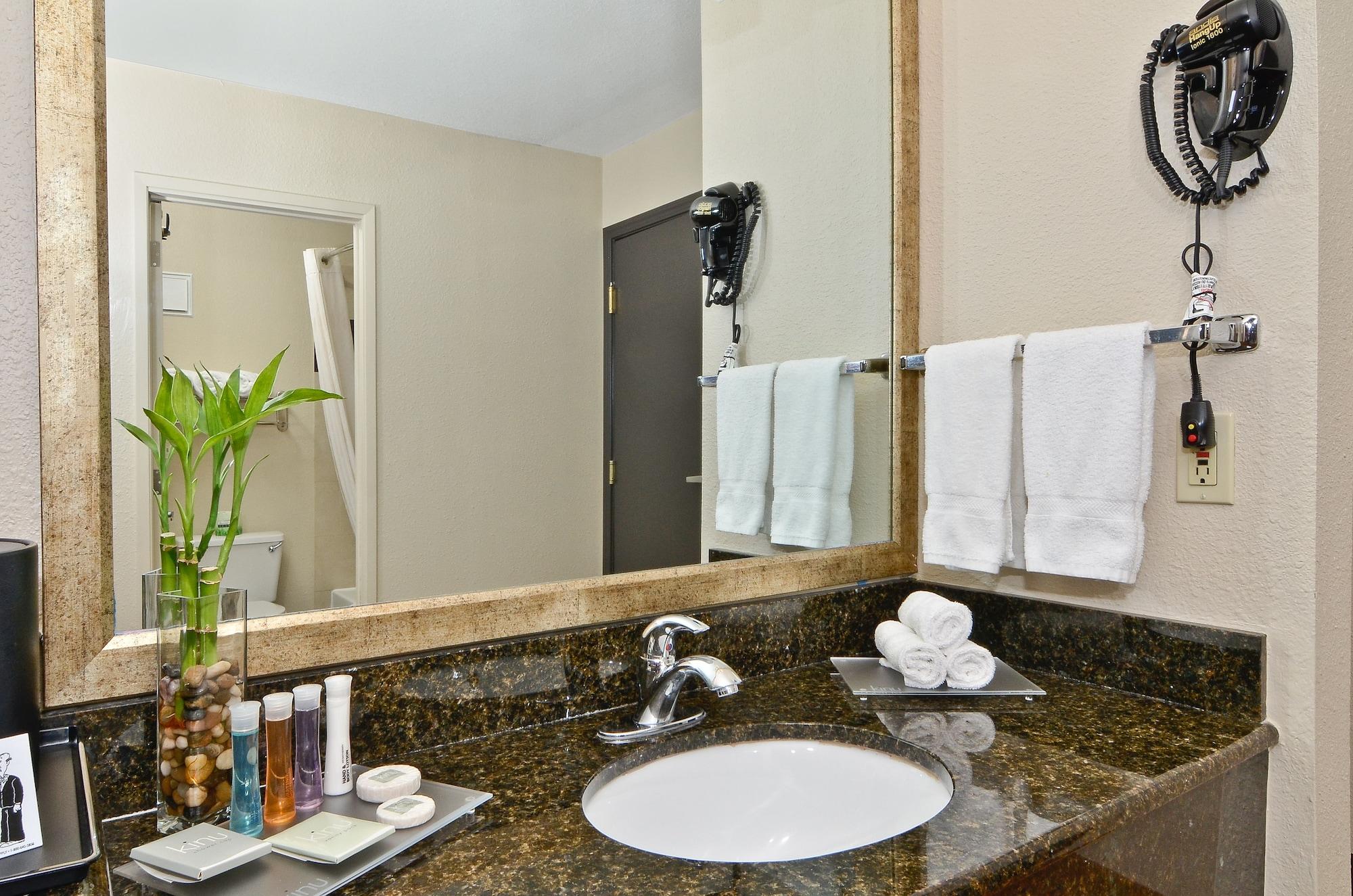 Clackamas Inn And Suites Екстериор снимка