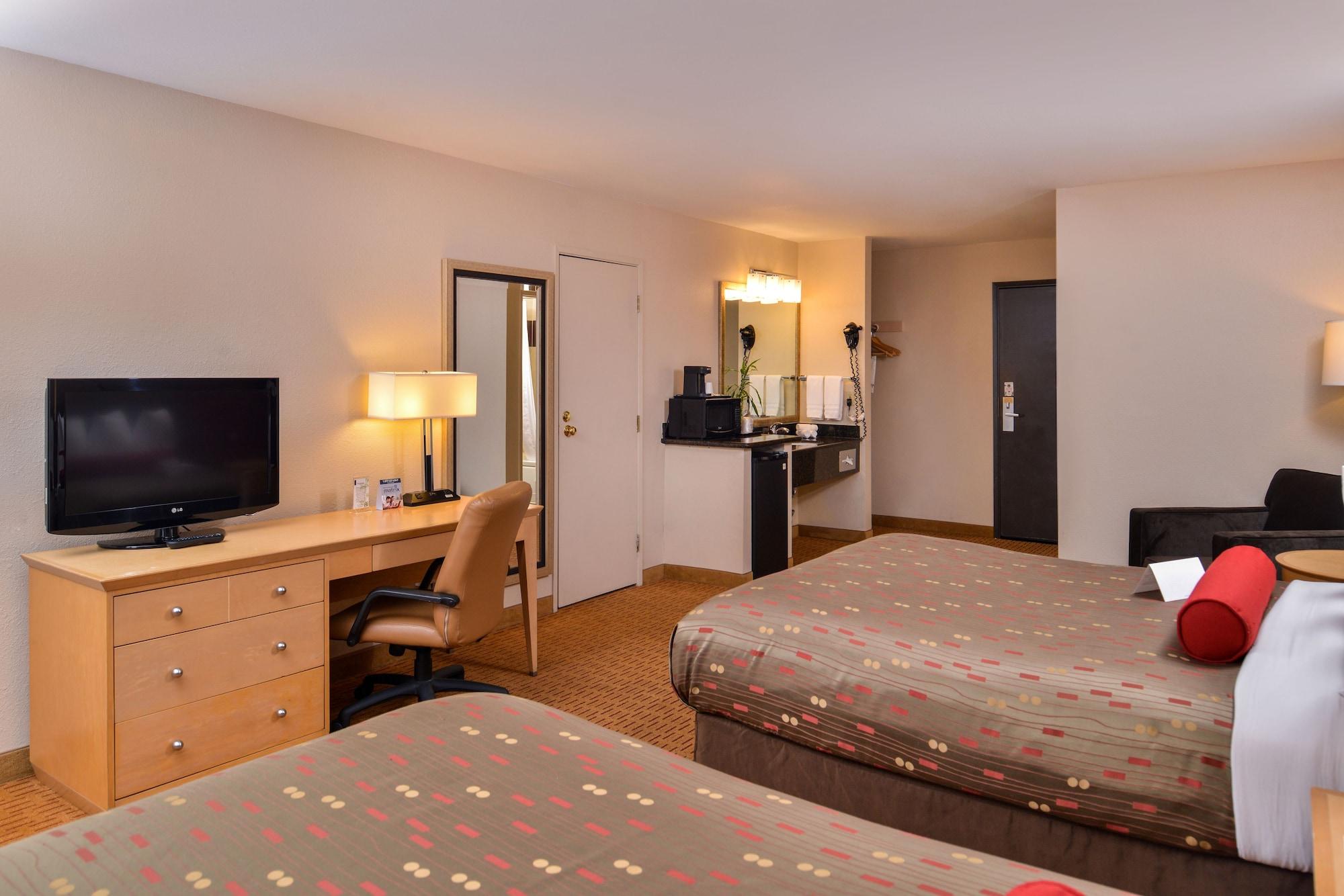 Clackamas Inn And Suites Екстериор снимка