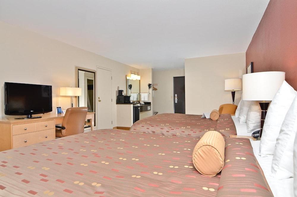 Clackamas Inn And Suites Екстериор снимка