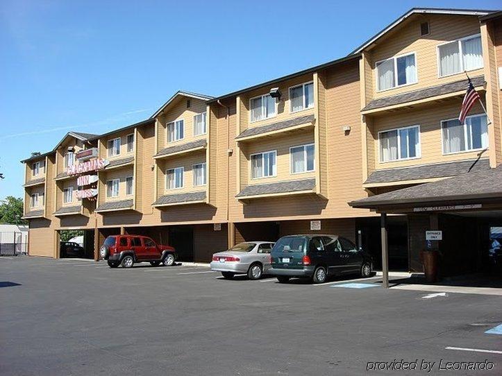 Clackamas Inn And Suites Екстериор снимка