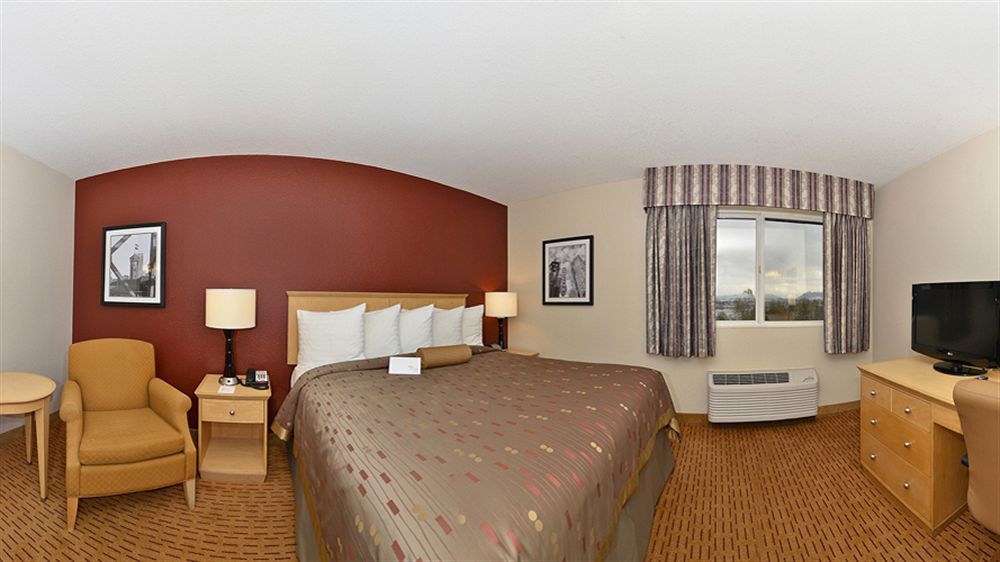 Clackamas Inn And Suites Екстериор снимка