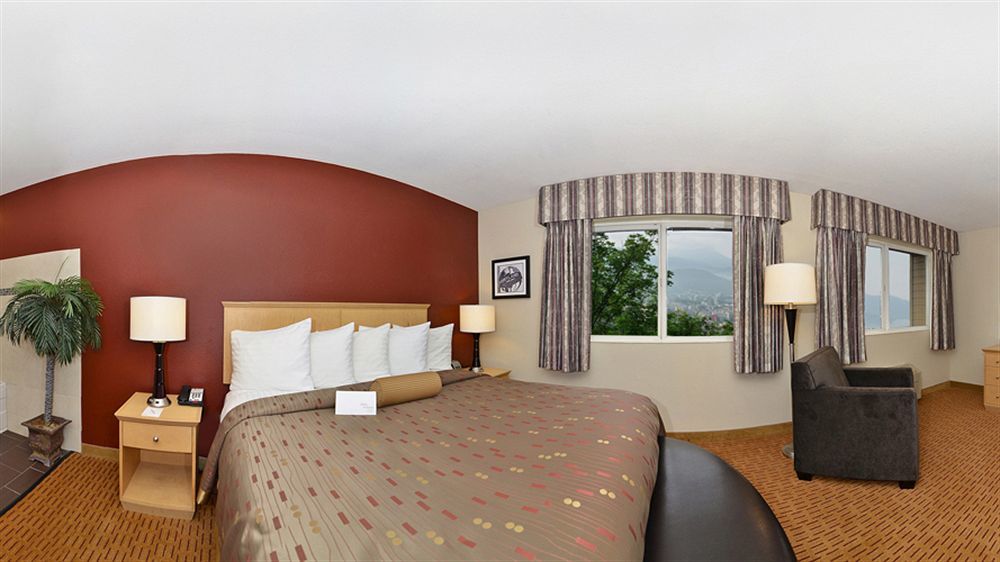 Clackamas Inn And Suites Екстериор снимка