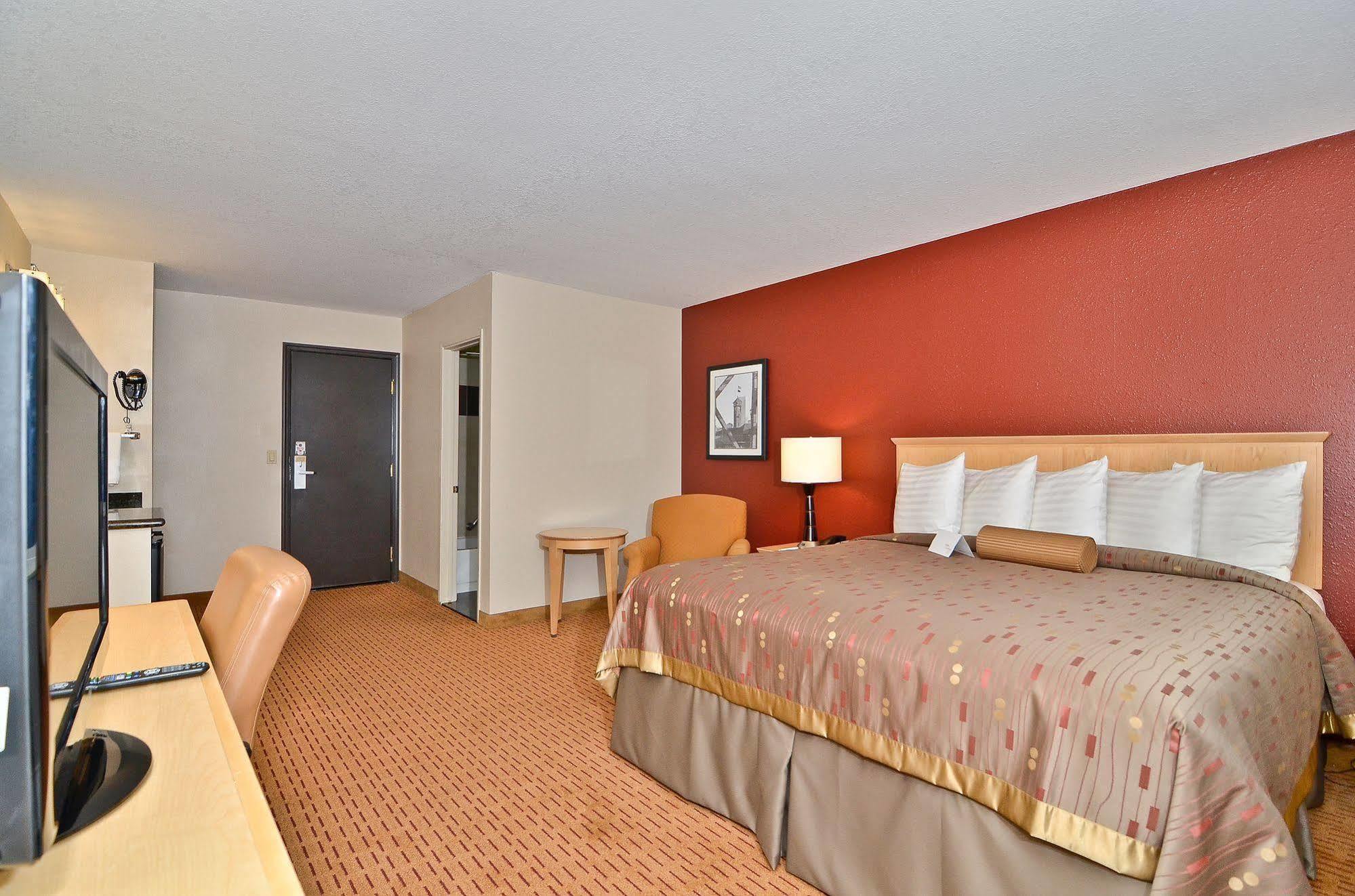 Clackamas Inn And Suites Екстериор снимка