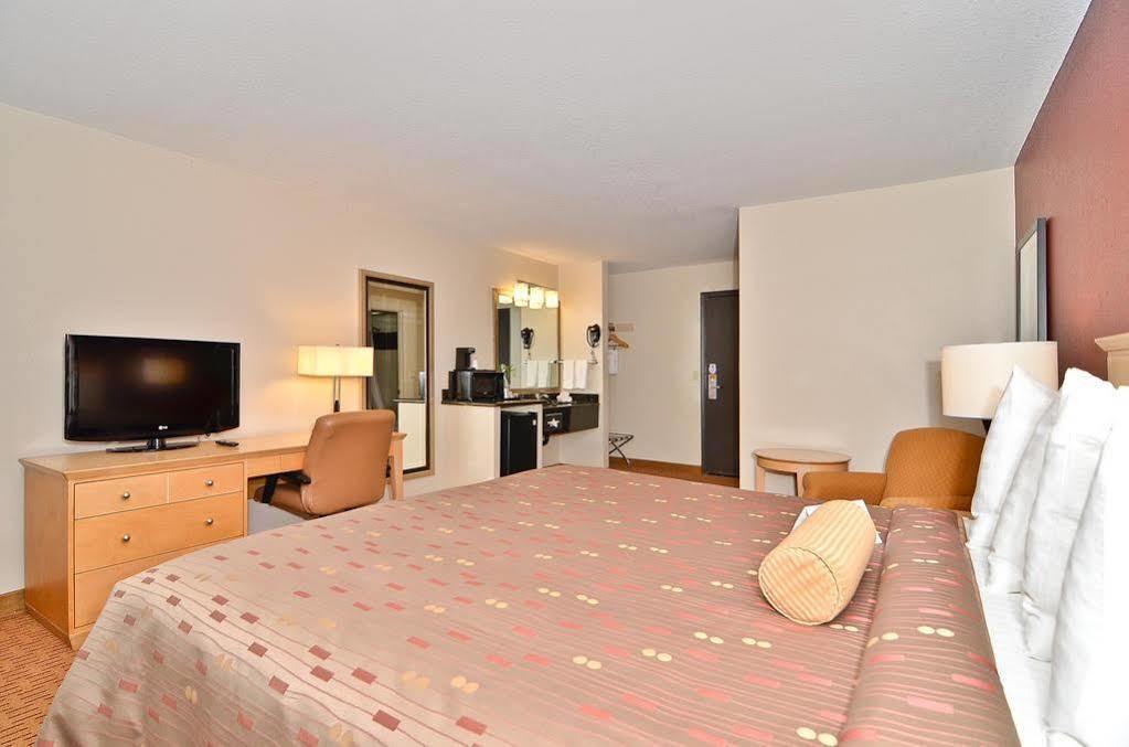 Clackamas Inn And Suites Екстериор снимка