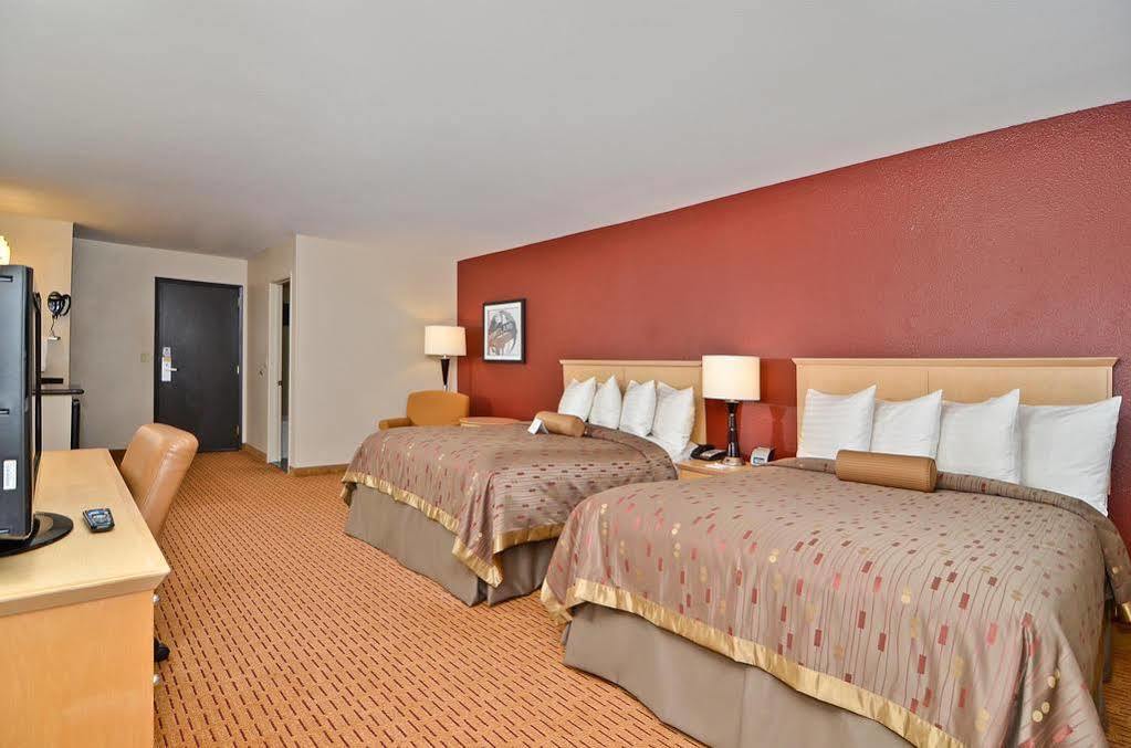 Clackamas Inn And Suites Екстериор снимка