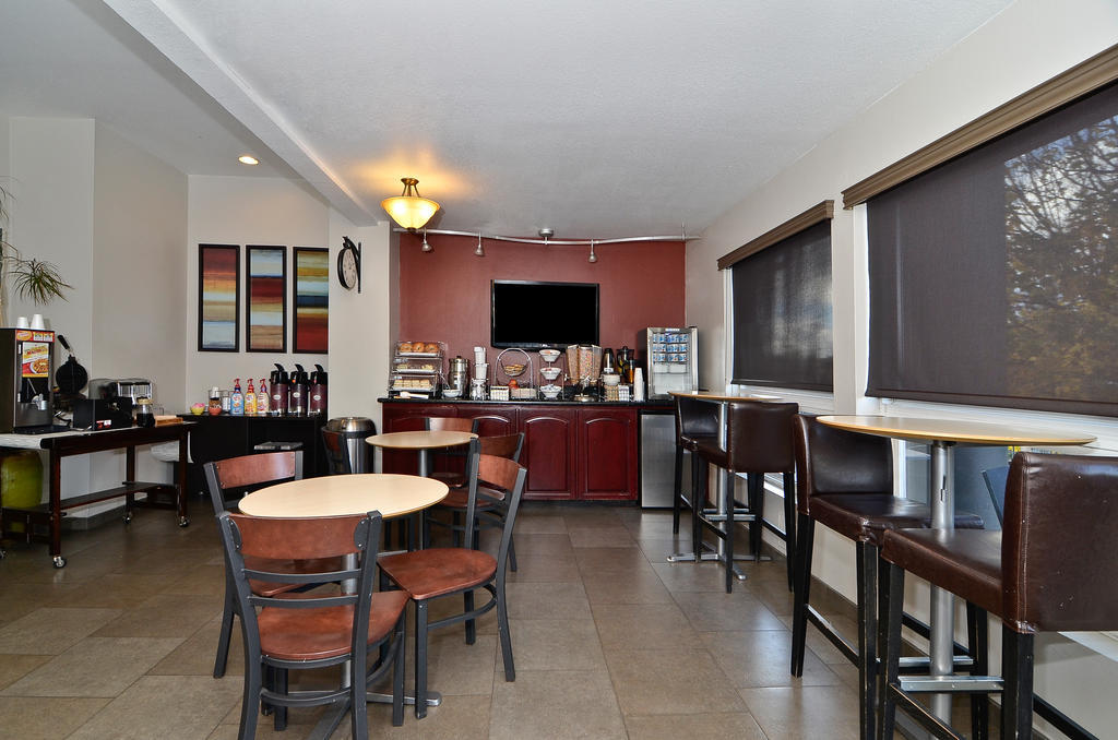 Clackamas Inn And Suites Екстериор снимка