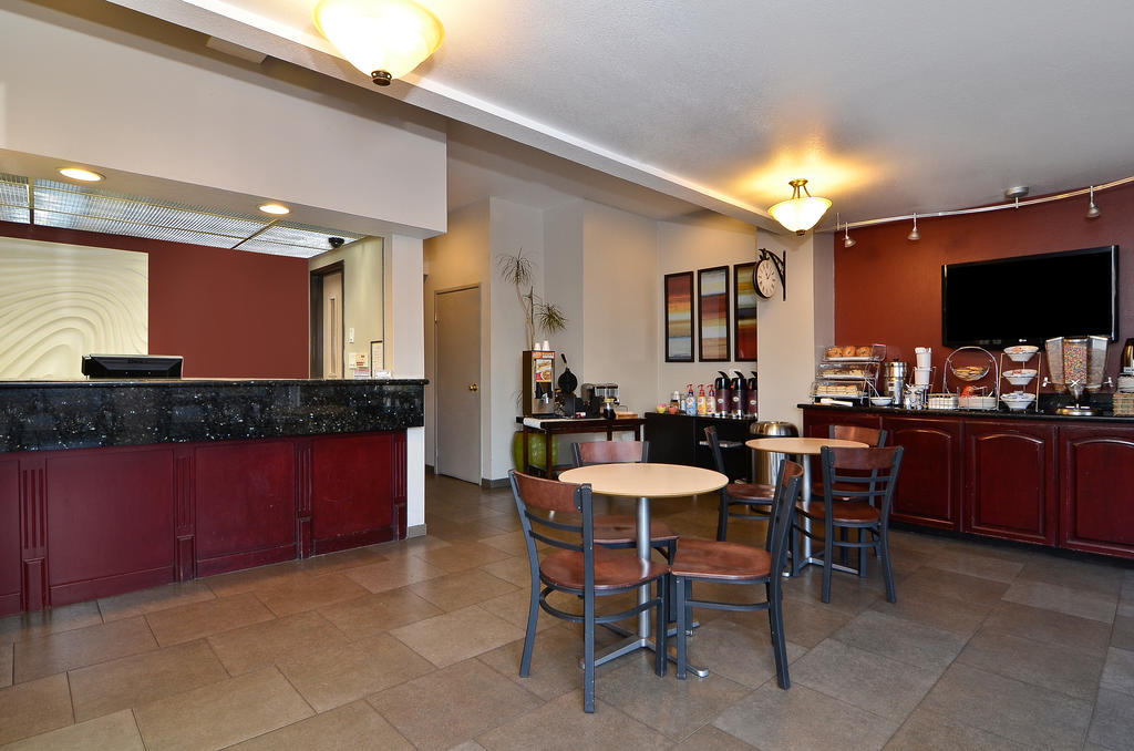 Clackamas Inn And Suites Екстериор снимка