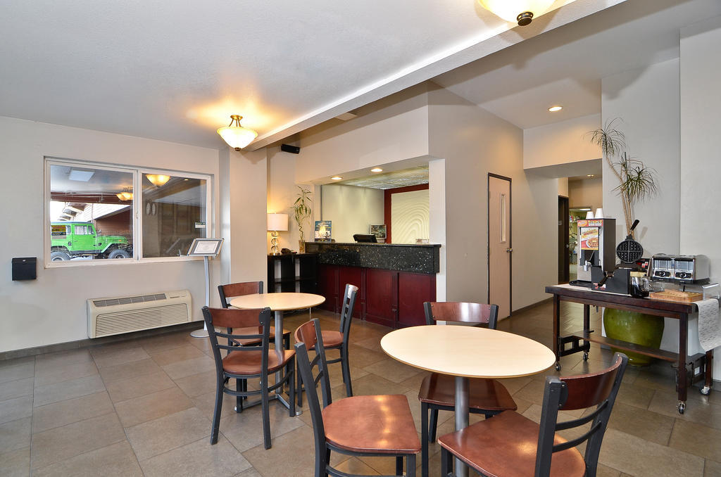 Clackamas Inn And Suites Екстериор снимка